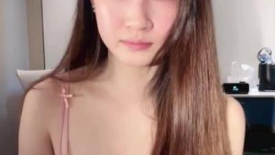 安徽19岁在读大学生，【小灰灰呐】酒店约炮，微信聊天记录真精彩，粉嫩无毛白虎穴，内射精液流出！