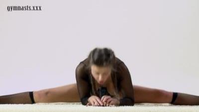 一镜到底裸体瑜伽体操运动员镜头前自慰棒插逼，下腰一字马各种高难度动作展示⑸