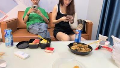 【瘦猴先生探花】泡良佳作，美甲小姐姐相伴，沙发抽插，偷拍湿漉漉的鲍鱼有白浆