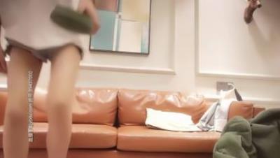 【千人斩星选】牛仔短裤腰细大奶妹子，超近距离掰穴特写吸奶口交，骑乘干了几下有味道不干了