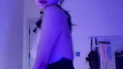 有颜值有身材，骚气十足【御姐西西】定制福利，毛很浓密塞跳蛋丝滑裸舞挑逗