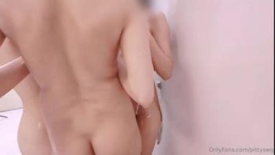 绿帽换妻淫趴网黄【pittyswg】最新作品，百合四姐妹浴室互慰，无套3P边搞边喷水(2V)2