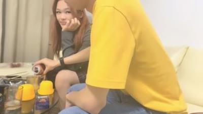 【瘦猴先生探花】约操良家嫩妹妹，摇色子喝酒调情，扒掉衣服按摩器震穴，沙发上猛怼骚穴