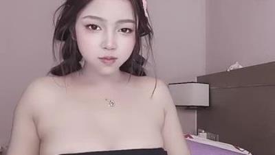 ️ 新人G乳尤物颜值女神【泡芙小笨蛋】极品颜值美人胚子好大啊 好喜欢 跳蛋抠逼自慰 高潮了