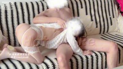 顶流福利姬蜜桃乳小狗，极致嫩乳蜂腰「Enthus1asmm」「热」《沙发性爱》白色丝袜无套女上抽插，插进她的小嫩穴里面，简直不要太爽