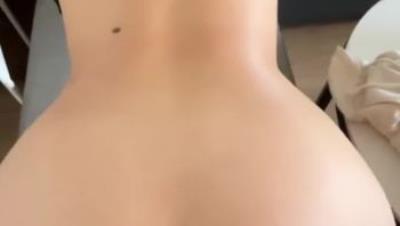 优雅性感人妻『U3BB』《第一人称性爱》跟大叔说要搬家结果被干了 龟头每一次都重重撞在最敏感的那一点(5V)