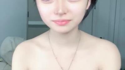 娇小的美少女【小围呐】美乳萝莉 无毛嫩穴 大黑牛自慰 假鸡巴插菊花 各种自慰 流白浆 真想内射 (3)