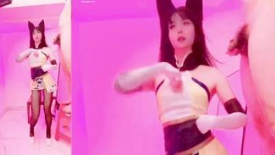 青春无敌，人气极品嫩妹舞啪福利姬【贝璃珞】最新露脸作品2部，一边跳舞一边被猥亵口交啪啪(2V)1