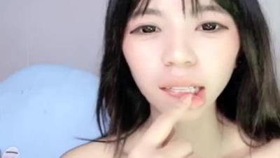 【小菲菲】甜美学妹~! 酥胸骚舞~跳蛋狂震~道具抽插~流浆2 (5)