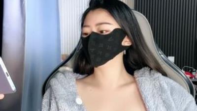 稀有G乳罕见波霸【大萌妹F】摇舞抖奶甩奶夹乳花精油抹胸油的发亮奶子都贴到镜头前了真的好想吸