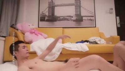 【千人斩星选】（第二炮）约个背带裤妹子洗完澡舌吻调情，特写口交摸逼骑坐无套猛操，操的呻吟连连搞了两炮