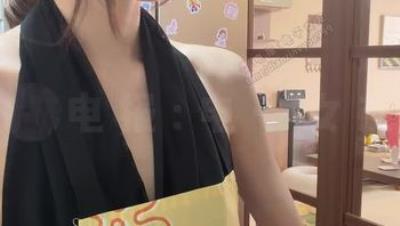 高颜值阿黑颜「胆胆」妈妈下班给儿子和来家里的同学做饭，做饭途中儿子当着同学的面在厨房偷偷要妈妈口交