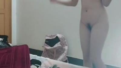 颜值嫩妹【清纯冰美式】一对一视频被出卖，清纯靓女，大尺度掰逼展示，道具自慰，飞机价值满满