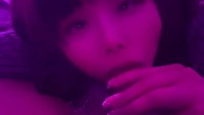 极品嫩妹舞啪福利姬【贝璃珞】最新露脸作品，紫色包臀裙顶逼裸舞，口吹颜射(2V)2