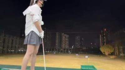 22岁少女【nidebaby】打高尔夫的时候放跳蛋 会所勾搭技师 大屌阳具道具狂插 大奶翘臀 (3)