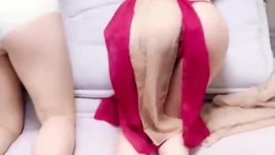 超清纯校花嫩妹『源源baby』跟好姐妹一起玩群P，被大哥轮草全程露脸啪啪直播，各种爆草吞精 上