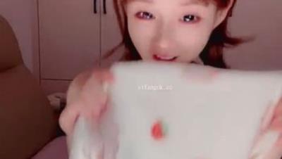 最顶尖极品校花女神回归【小思思要吃糖】饱满大咪咪 雪白大长腿 罕见露穴掰穴