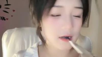 【e懒得喷】危险纯欲体 G奶女学生 全身肌肤雪白 完美身材小蛮腰大长腿粉嫩逼逼 抖胸裸舞道具喷水 (6)