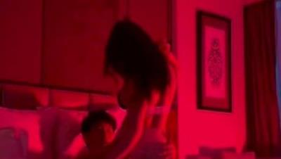 称小小志玲 高颜值外围嫩模『姜舒婷』粉色暧昧灯光下主动上位骑乘，外人眼中的女神私下就是一只欠操的骚母狗