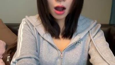 大胆御姐反差骚母狗【Asia-GoodLuck】极限露出，黑丝开裆脸穴同框自慰喷水抽搐，还要注意旁边人好刺激