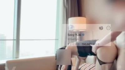 「Sexy_Yuki」黑丝旗袍长裙窗前性爱口交，9公分高跟鞋尽显腿部线条，完美女上后入超爽性爱