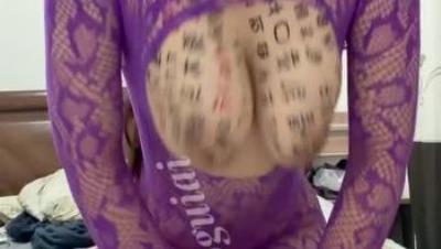 05年F杯49kg，女大蜂腰肥臀巨乳「魔鬼爱」《紫色网袜情趣》巨乳芭比，被男友爆操玩弄大奶子