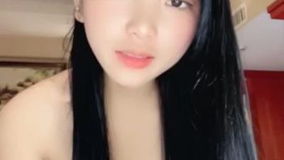 【康妹】高颜值呆萌眼镜妹 大尺度收费秀看得鸡巴邦硬 喜欢眼镜妹的不要错过