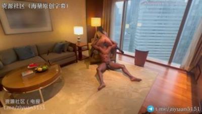 曾经爆火的黑人原创王者归来，专操媚黑亚洲人妻「Sirbao」客厅成了我们退房前最后一个可以尽情放松的地方，沙发爆操黑丝淫妻