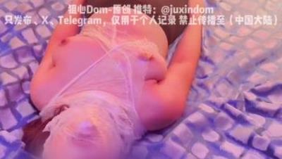 SM调教大神『狙心Dom』新年第一次调教，骚婊尤物体验窒息的快乐，菊花放烟花给大家拜年(4V)