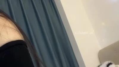 颜值嫩妹【白樱子】一对一视频被出卖，怀疑小哥录屏不露脸，少毛一线天很漂亮，小哥要看掰菊花