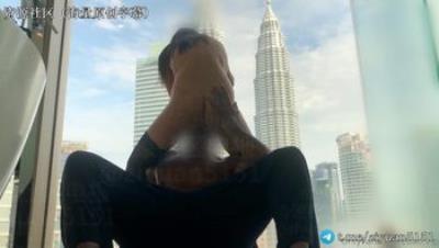 曾经爆火的黑人原创王者归来，专操媚黑亚洲人妻「Sirbao」《吉隆坡操中国人妻》黑人巨屌酒店落地窗爆肏黑丝淫妻