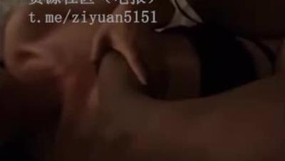 真实淫荡夫妻「琢木鸟夫妻」老婆被俩单男绑在椅子上玩弄，强壮单男一把抱住就往床上扔，俩人接力赛轮番输出，老婆直接失禁了！6V (4)