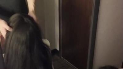 露脸果果《和坏哥哥去酒店对镜啪》被哥哥在镜子前一顿调教真的受不了了，摁着她的头口交，插进去真的好紧好爽！