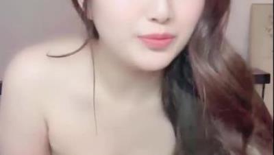 今年新人中的颜值天花板【我是谁】江苏郭碧婷，肤白貌美，大尺度三点，主动两根手指插入粉穴