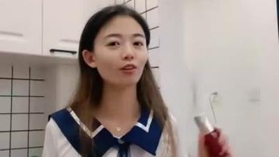 真实良家人妻【欲求不满小少妇】两口子家中做爱，素颜出镜，很有生活气息的，漂亮少妇被内射，特写！