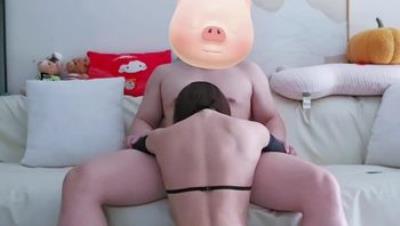 重磅新流！新晋超强健身女神，一身腱子肉带腹肌「胖头鱼」全程乘骑模式，肌肉紧绷又充满力量，被压在身下猛干，肏起来手感特别有感觉