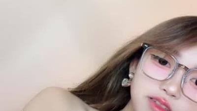 巨乳网红终于下海了【灵儿同学】身材超级棒 完美圆润大奶子 太完美 长腿极品翘臀 看着就要撸一把