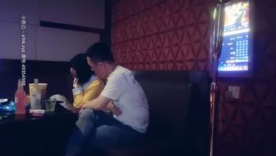 七天探花_KTV高价拿下公主，唱歌喝酒沙发近景拉手后入猛猛干