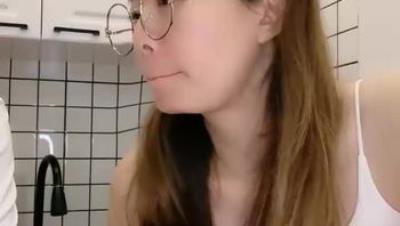 真实良家人妻【欲求不满小少妇】两口子家中做爱，边吃饭边舌吻，眼镜妹很反差，良家感十足观感很棒！