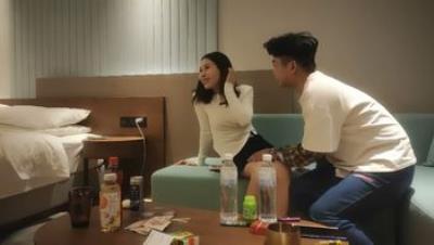 加钱哥-3000网约高端外围女神，肤白貌美，沙发啪啪，极品身材，一对美乳超诱人，娇喘连连