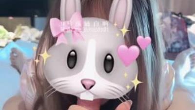 反差女大小母狗『三岁小宝宝』超长jb中出+大奶乳摇+小穴特写+流精元素+口交！骑到大鸡巴上自己摇