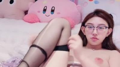 【王鹤棣的美羊】发育很好的小嫩模 颜值高超级骚毛多逼粉一线天 一丝不挂 真想干她骚逼 射她一嘴