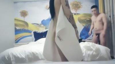 七天探花_黑衣大长腿外围小妹，特写抠B镜头前抱草，干完休息下加钟在干一炮