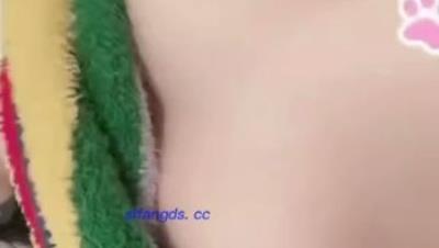 颜值嫩妹【蜜桃】一对一视频被出卖，奶圆逼粉，大尺度掰逼诱惑，自慰高潮浪叫，飞机价值满满