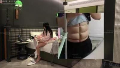 专操学生嫩妹达人『胖爷的奇妙之旅』千元门槛，4月12日新作，胖子得吃的环境好起来了，粉色JK白丝狂操