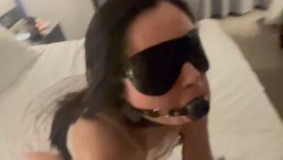 湖北反差女大，蜂腰翘臀蒙眼堵嘴牵引，又是一只听话的小母狗，男主酷爱后入无水印原版