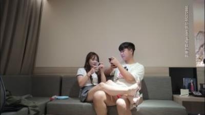 小宝寻花约了个高颜值甜美妹子，坐在身上舌吻摸奶镜头前口交，上位骑乘猛操呻吟