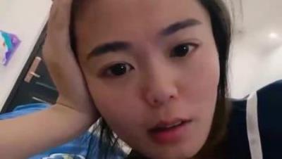 真实良家人妻【欲求不满小少妇】两口子家中做爱，素颜出镜，反差感很强，无套啪啪，激情四射的一炮