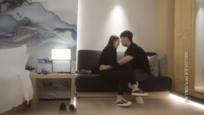 【小宝寻花】深夜第二场约了个黑衣妹子TP啪啪，沙发舔奶骑乘侧入大力猛操搞得呻吟连连