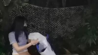 【露出经典】酷爱露出任务调教系列，敢于全裸穿行于闹市街区玩真实任务「冯珊珊」人前透视：换上透视装在马路上穿行